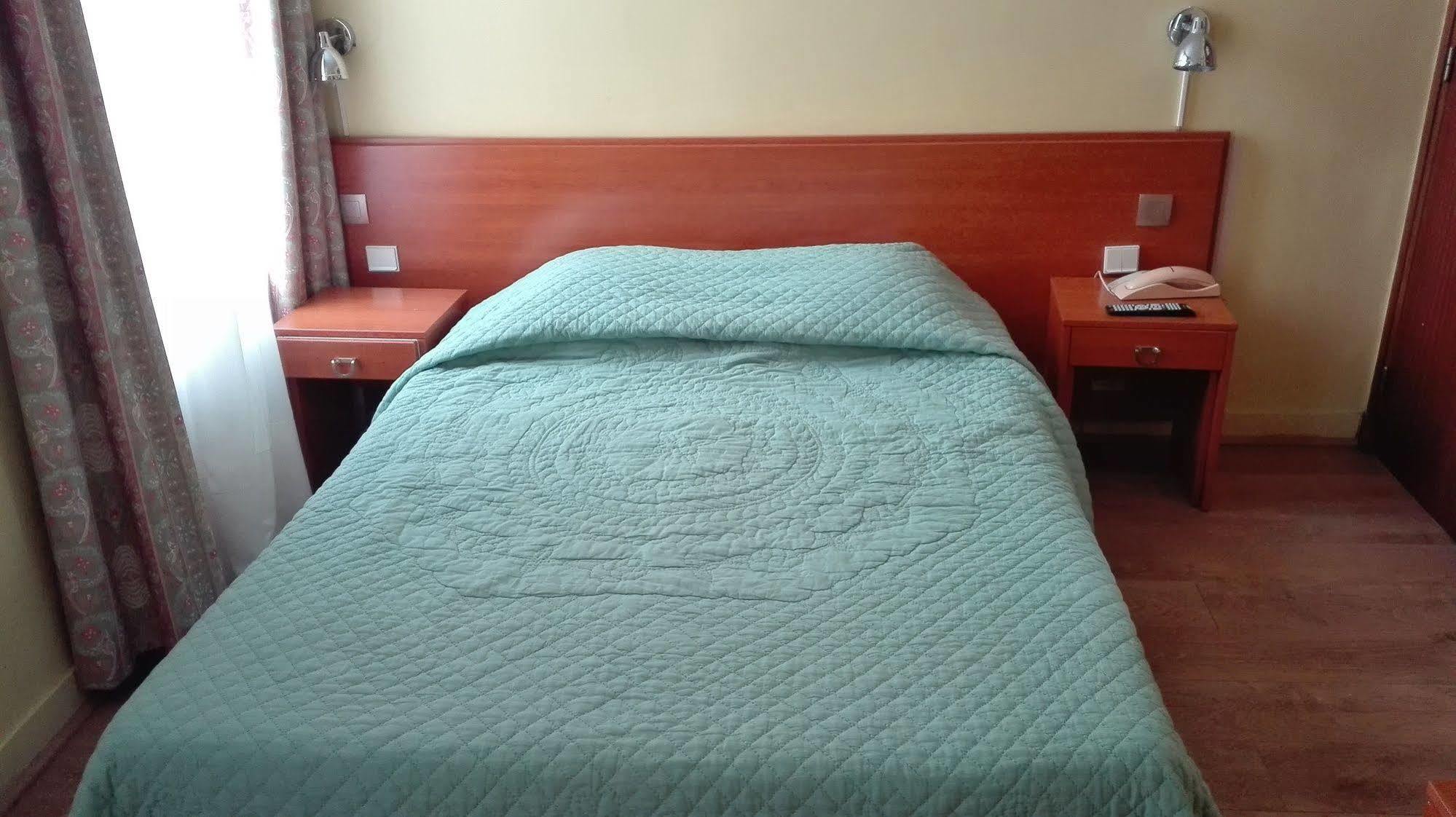 Pax 18e Hotel Parijs